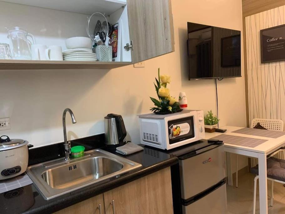 Shore Residence D22 shortwalk MOA Balconypoolview Apartment in Pasay