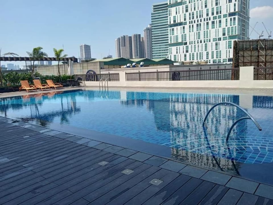 Property building, Day, Pool view, Swimming pool, sunbed