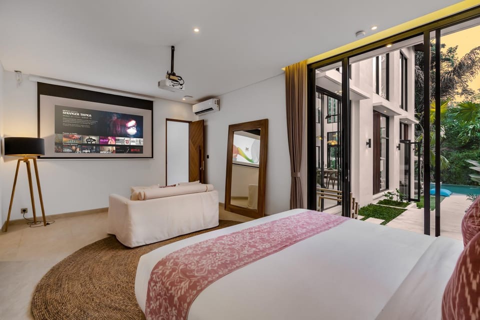 Bed, TV and multimedia, Bedroom, Pool view, internet, air conditioner