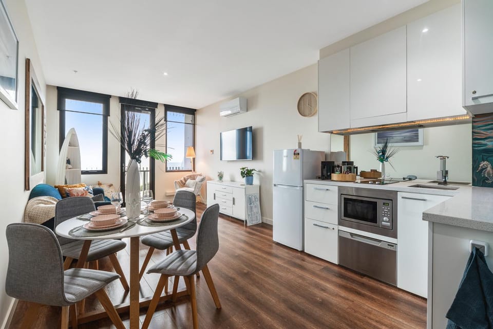 Coffee/tea facilities, Dining area, Dinner, dishwasher, microwave, oven, stove, toaster, kitchen, air conditioner