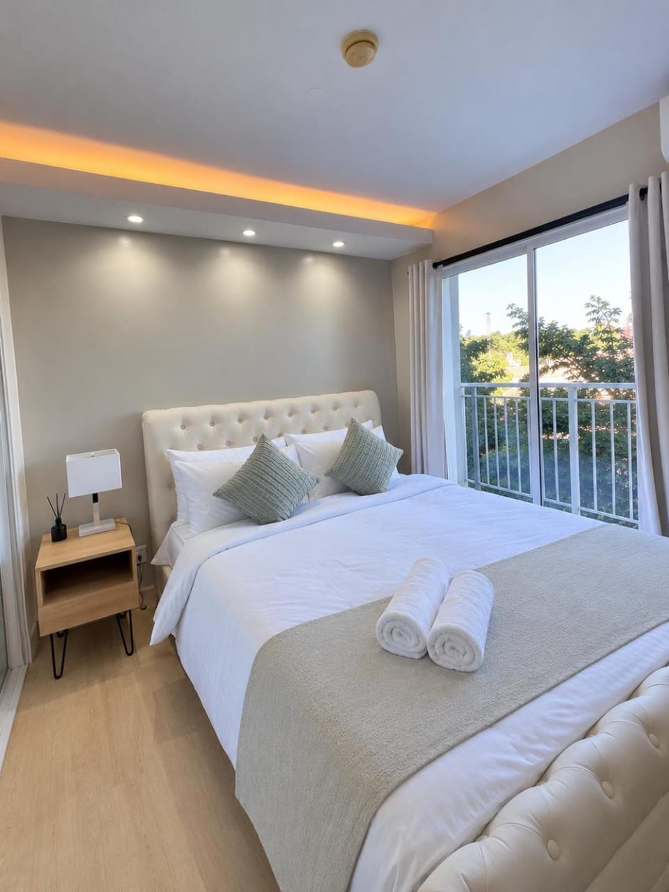 Modern Oasis 2BR Netflix and Pool Apartment in Paranaque