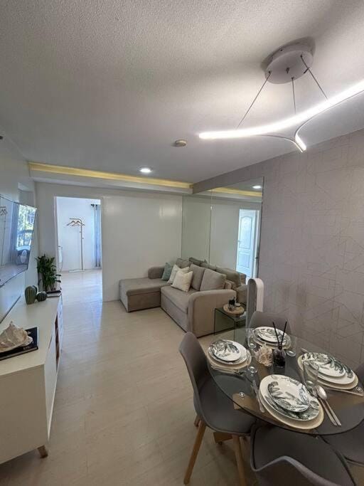 Modern Oasis: Pool + Netflix Apartment in Paranaque