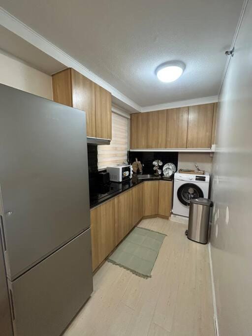 Modern Oasis: Pool + Netflix Apartment in Paranaque