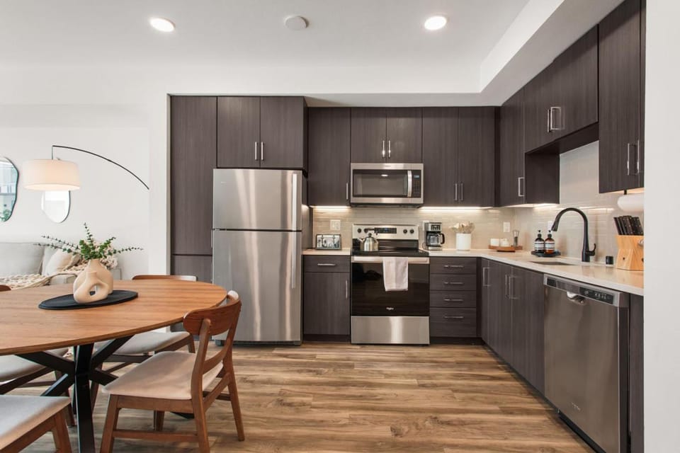 Dining area, dishwasher, oven, stove, toaster