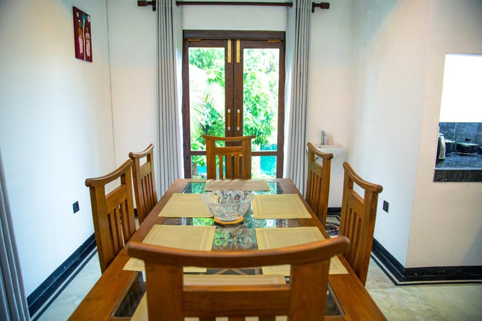 Kitchen or kitchenette, Dining area