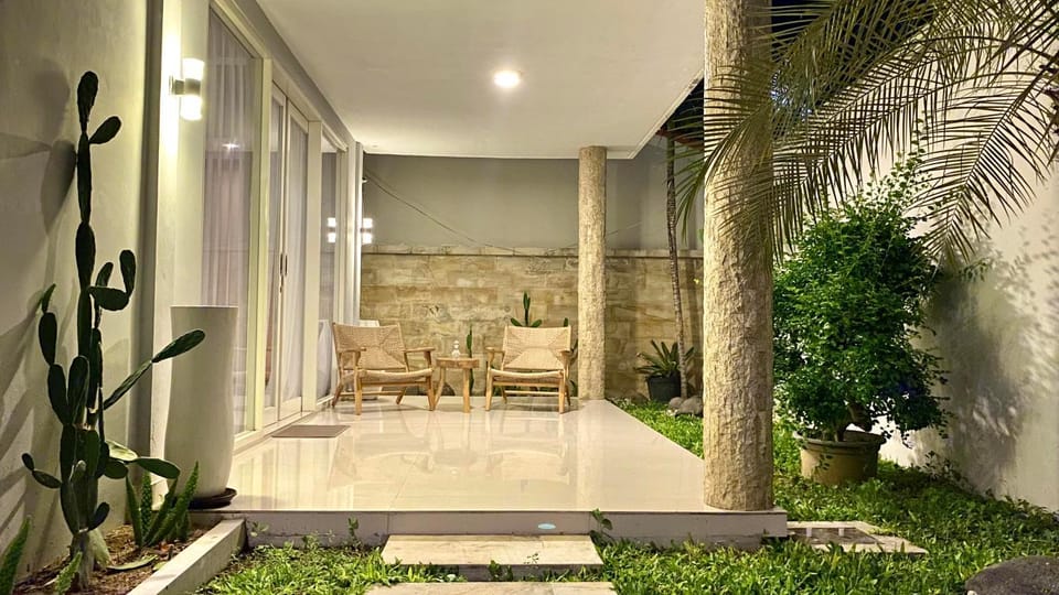 Facade/entrance, Night, Balcony/Terrace, Garden view