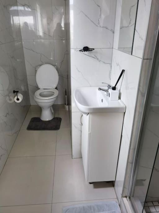Shower, Toilet