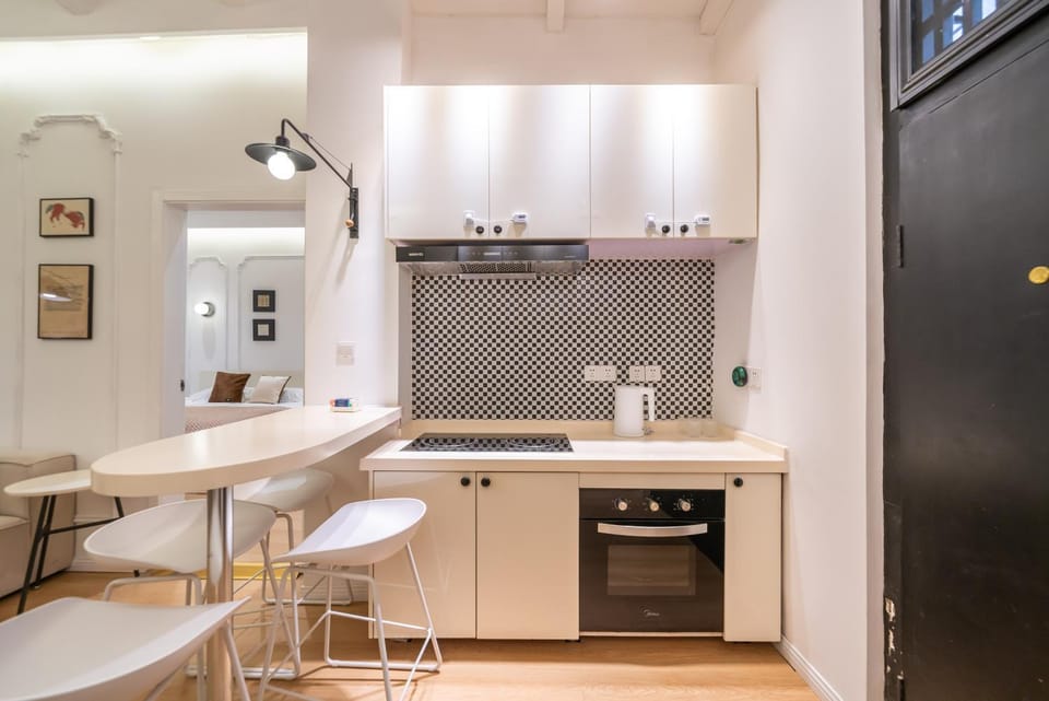 Kitchen or kitchenette, Dining area, minibar, pet friendly, stove