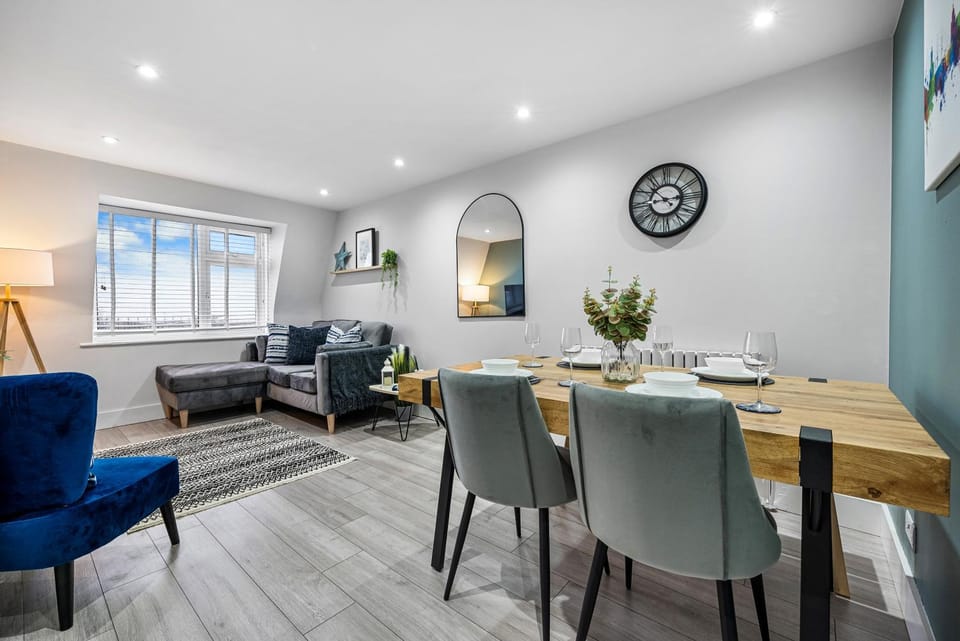 TV and multimedia, Living room, Seating area, Dining area