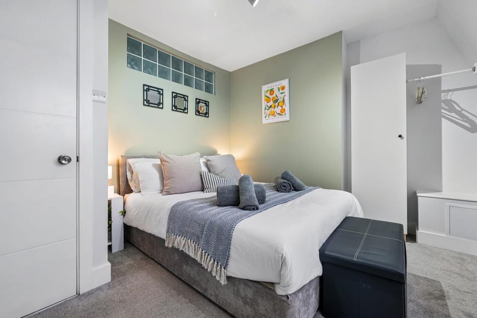 Bed, Photo of the whole room, Bedroom, towels