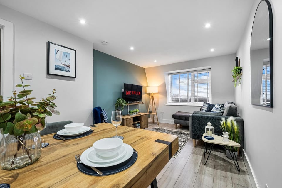 TV and multimedia, Kitchen or kitchenette, Living room, Seating area, Dining area