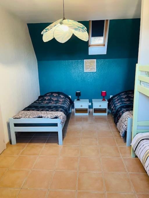 Bed, Photo of the whole room, Bedroom, bunk bed, air conditioner