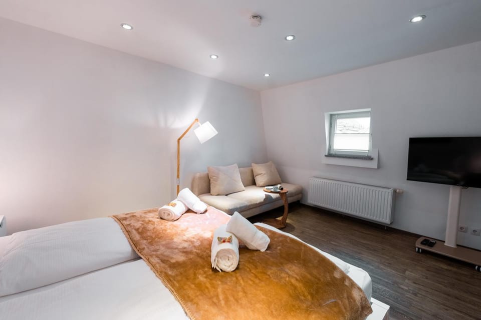 Bed, TV and multimedia, Photo of the whole room, Bedroom