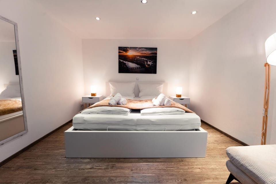 Bed, Photo of the whole room, Bedroom, towels