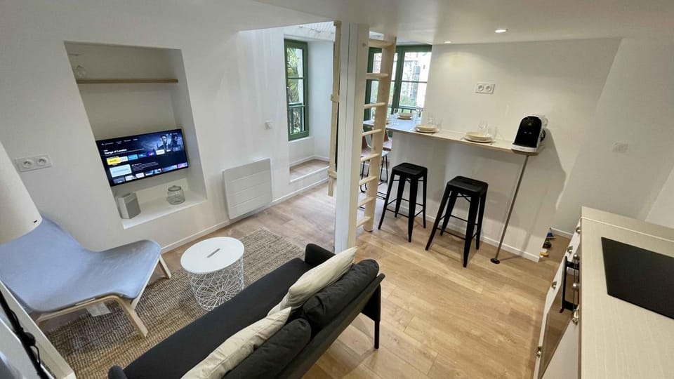 TV and multimedia, Kitchen or kitchenette, Living room, Seating area, Dining area, hair dresser