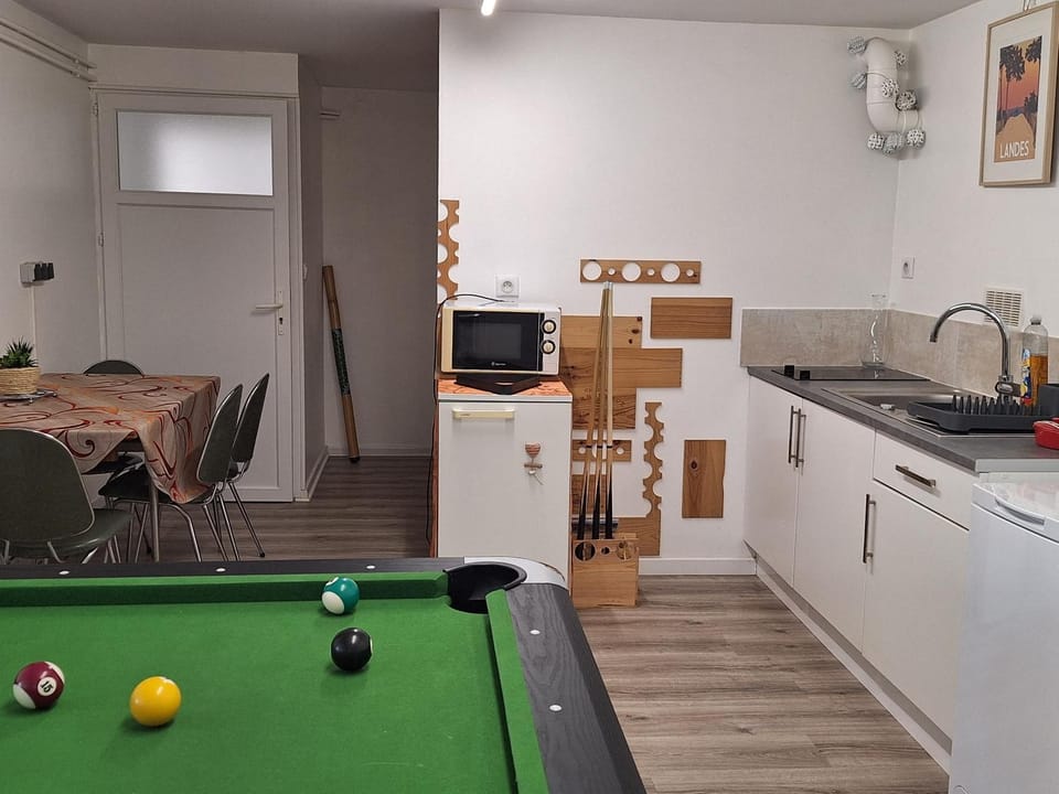 Billiard, Kitchen or kitchenette, stove