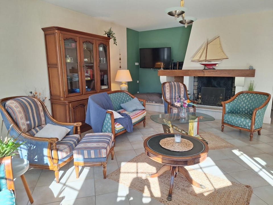 Communal lounge/ TV room, TV and multimedia, Living room