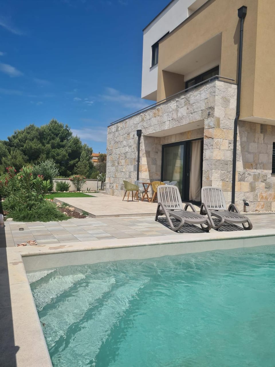 Swimming pool, sunbed