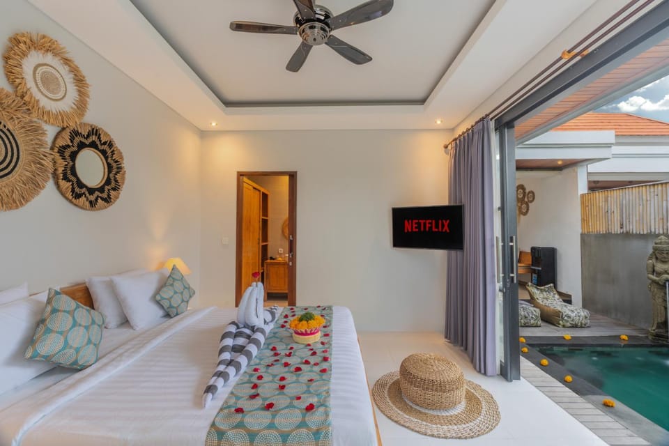 Bed, TV and multimedia, Bedroom, fireplace