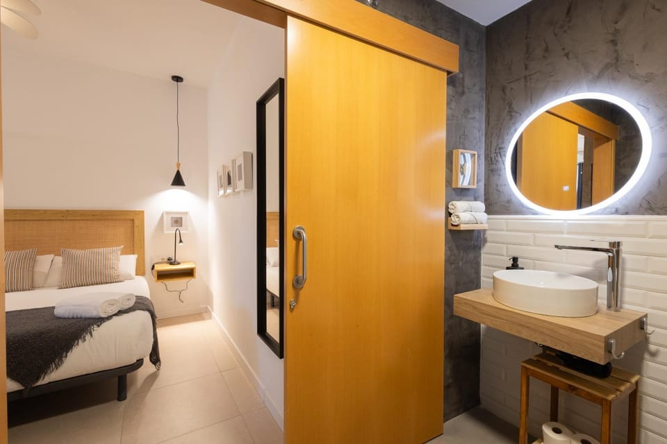 Bed, Bathroom, Photo of the whole room, Bedroom, towels