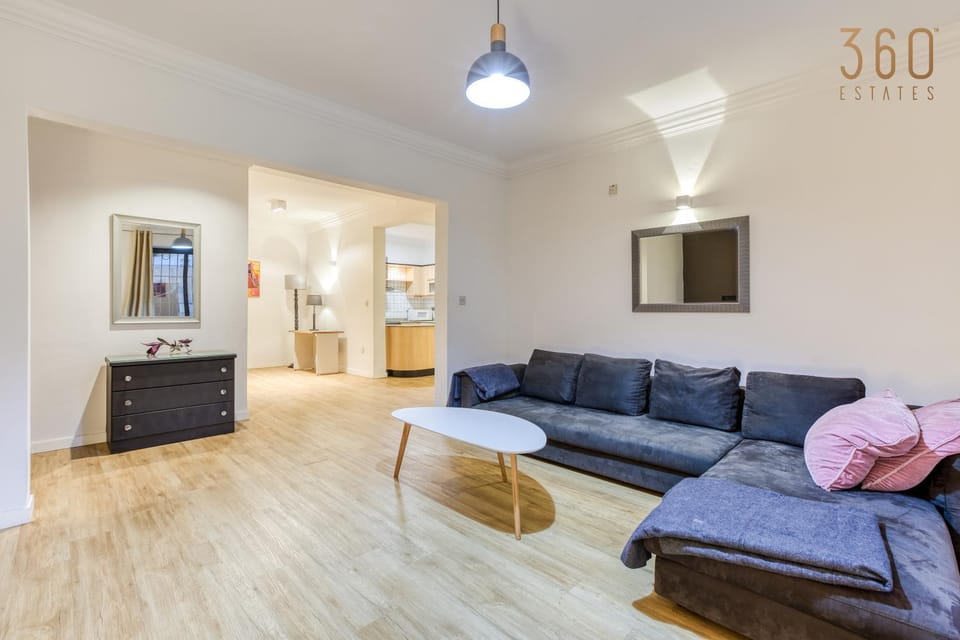 Communal lounge/ TV room, TV and multimedia, Living room, Seating area, Evening entertainment