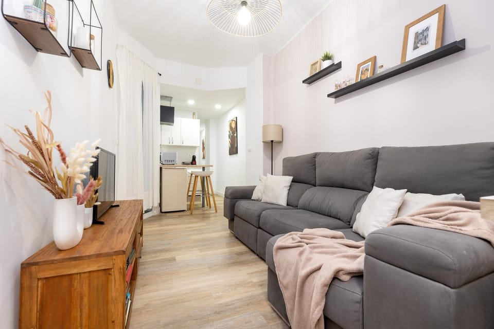 Kitchen or kitchenette, Seating area, Dining area, stove