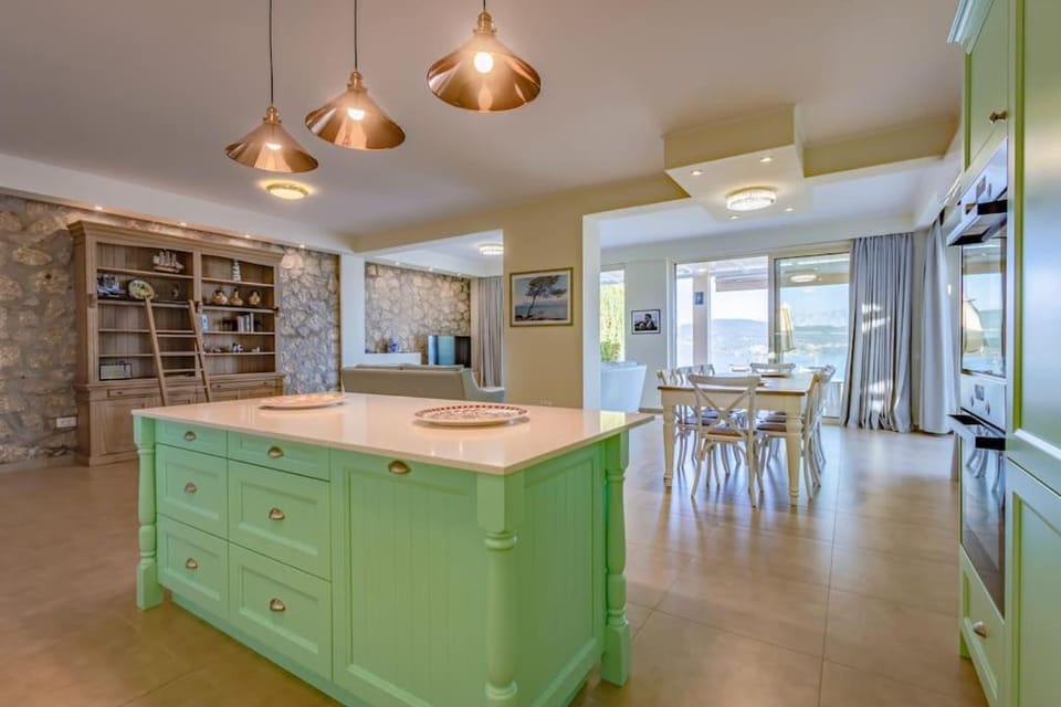 Kitchen or kitchenette, Dining area, dishwasher, minibar, pet friendly, stove