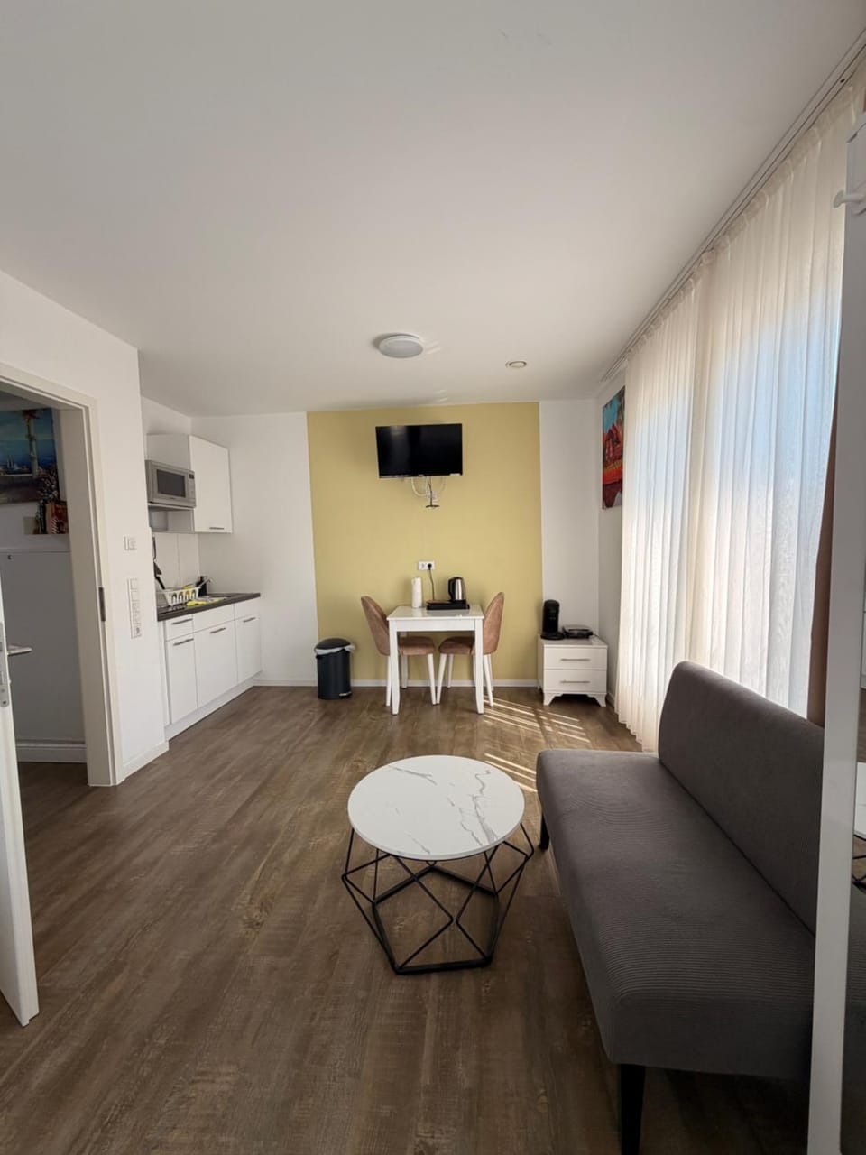TV and multimedia, Kitchen or kitchenette, Seating area, Dining area, stove