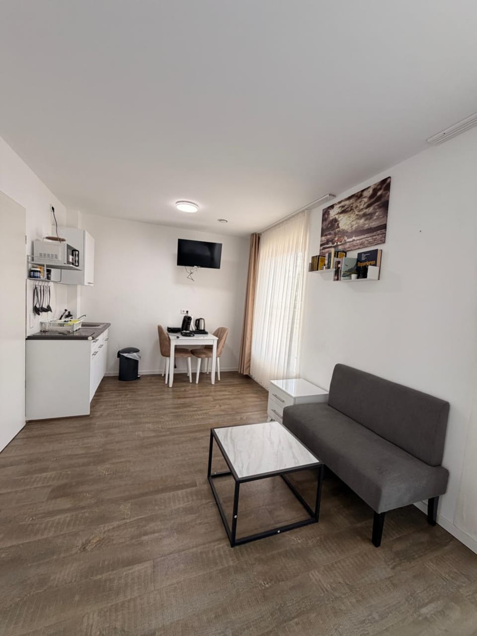 TV and multimedia, Kitchen or kitchenette, Living room, Seating area, Dining area