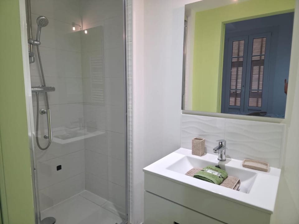 Shower, Bathroom, towels