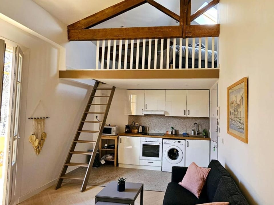 Coffee/tea facilities, Seating area, Bedroom, oven, stove, washing machine, kitchen