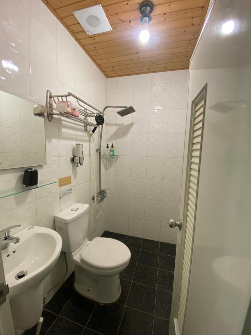 台南民宿549號-好室連連Lien House-車位需預約才有-平日住宿有保留車位 Vacation rental in Kaohsiung