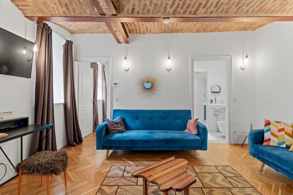 Communal lounge/ TV room, TV and multimedia, Living room, Photo of the whole room, Seating area, Evening entertainment, Bedroom
