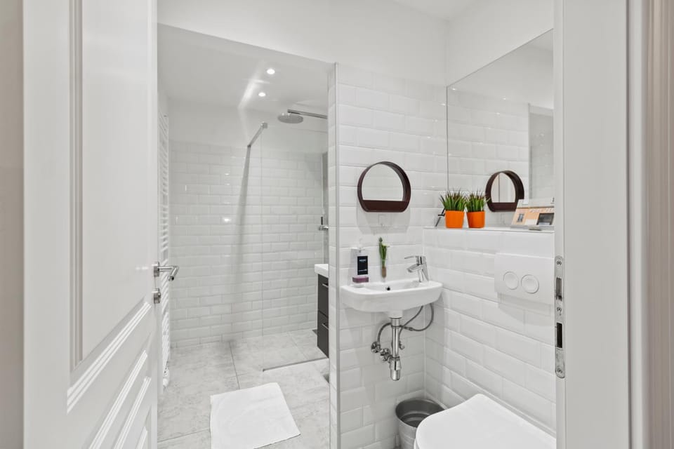 Shower, Toilet, Bathroom, towels