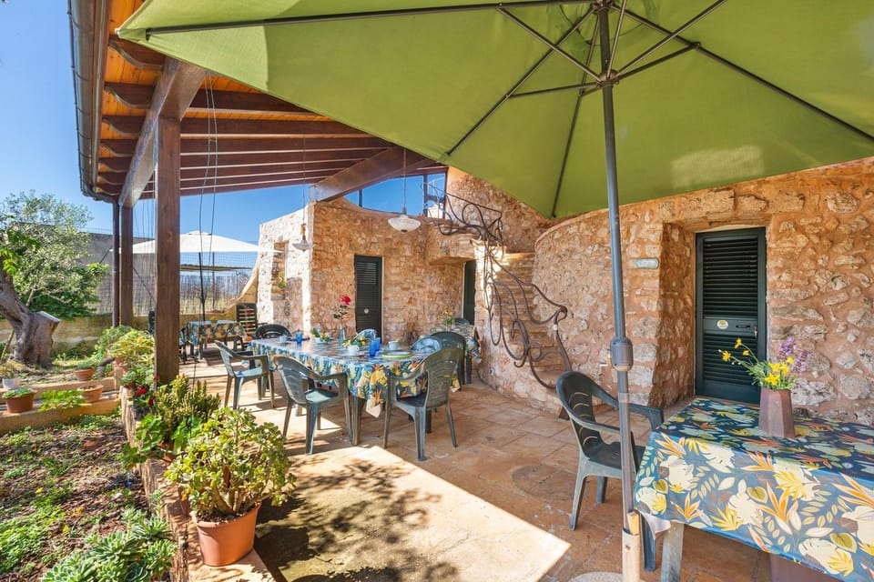 Property building, Patio, Balcony/Terrace, Dining area