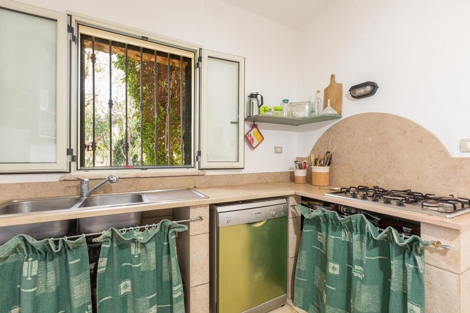 Kitchen or kitchenette, dishwasher, stove