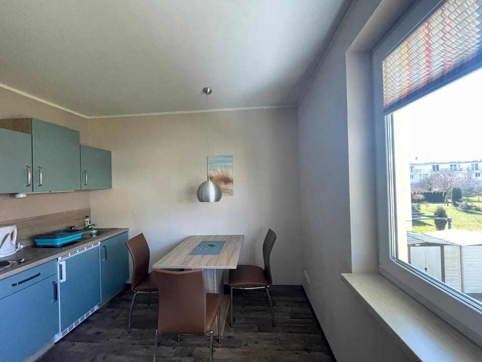 Kitchen or kitchenette, Dining area, stove