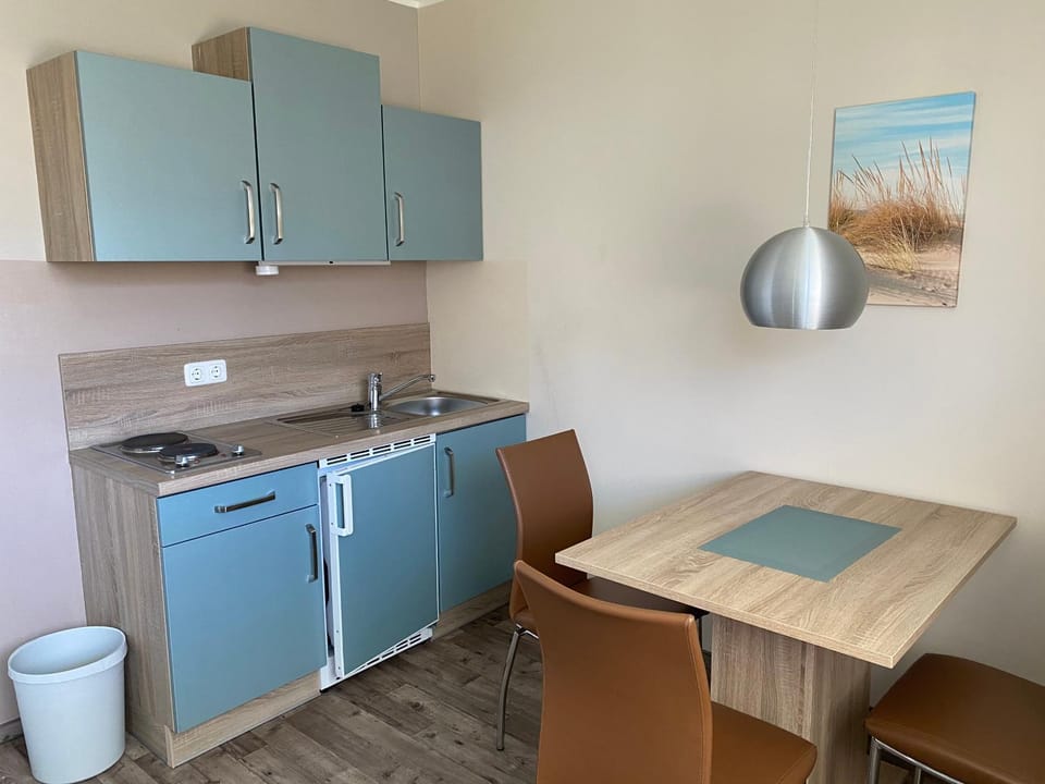 Kitchen or kitchenette, Dining area, stove
