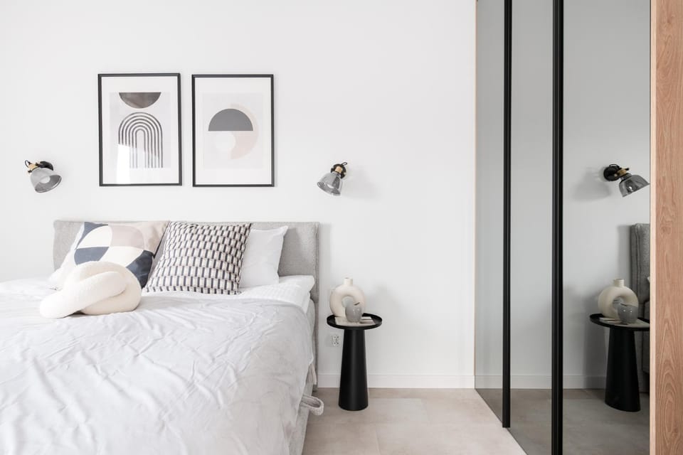 Bed, Photo of the whole room, Decorative detail, Bedroom, towels, wardrobe