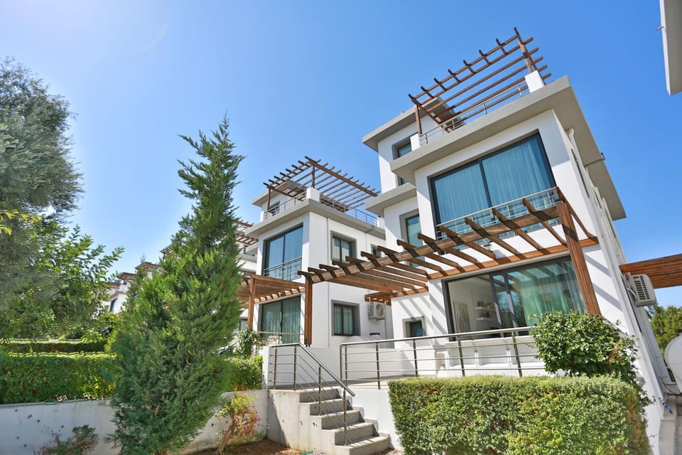 Property building, Spring, Day, Garden, View (from property/room), Balcony/Terrace, Garden view