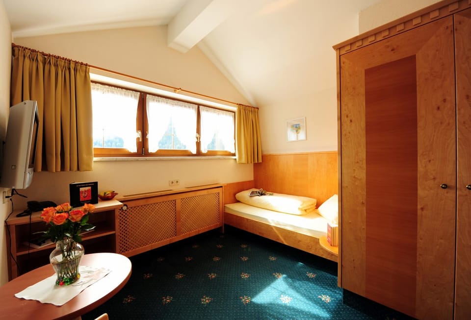 Bed, TV and multimedia, Photo of the whole room, Bedroom, wardrobe