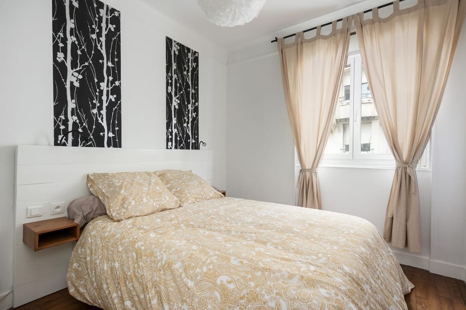 Photo of the whole room, Bedroom, wardrobe