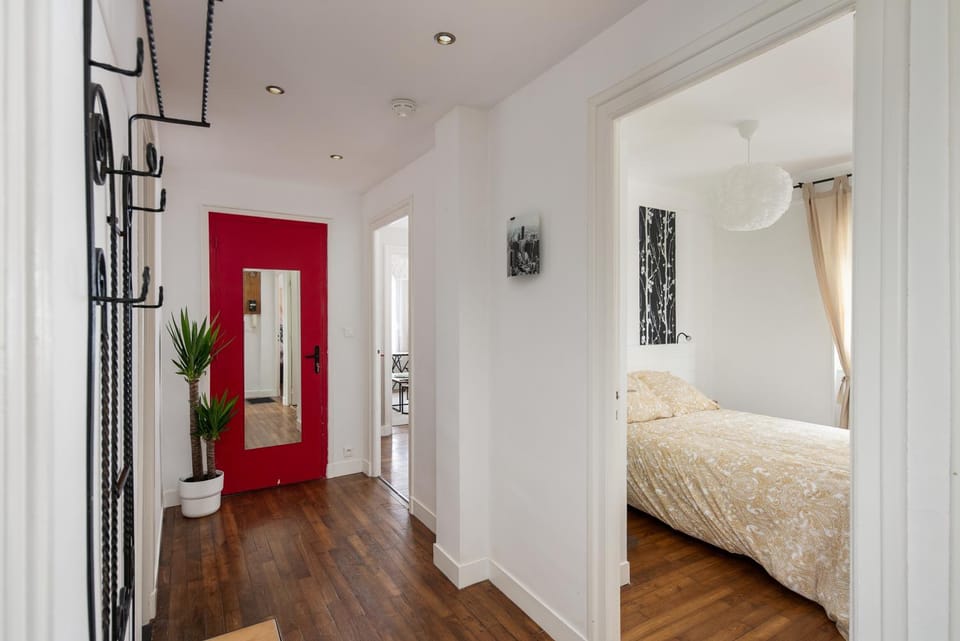 Photo of the whole room, Bedroom, wardrobe