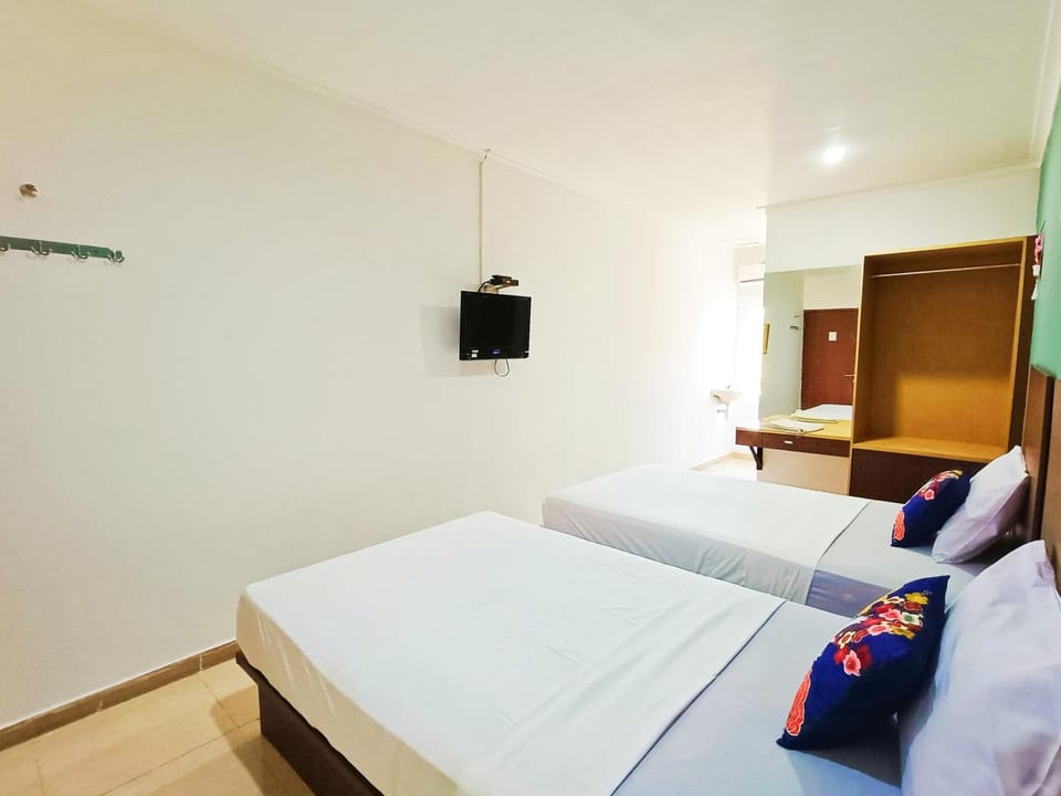 Bed, TV and multimedia, Photo of the whole room, Bedroom