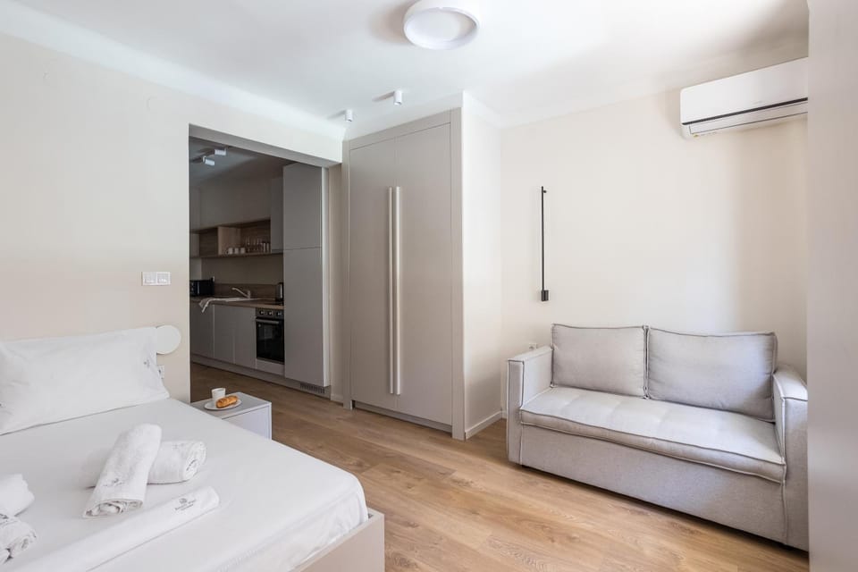 Bed, Kitchen or kitchenette, Seating area, wardrobe