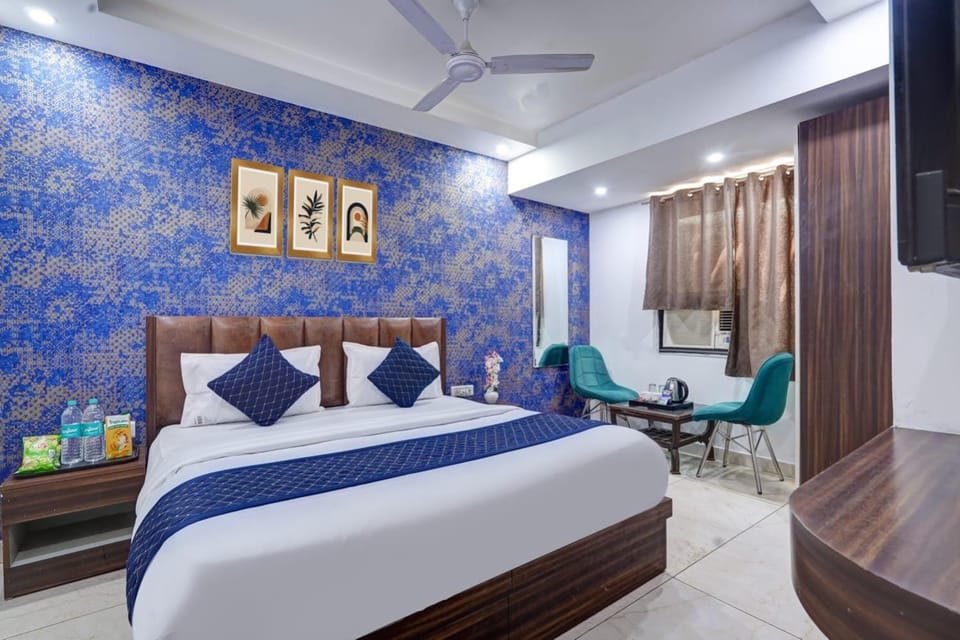 Bed, Living room, Photo of the whole room, Seating area, Bedroom, fireplace