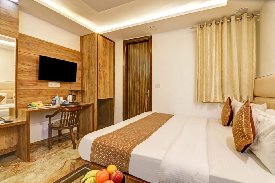 Communal lounge/ TV room, Bed, TV and multimedia, Living room, Photo of the whole room, Seating area, Evening entertainment, Bedroom, hair dresser, wardrobe