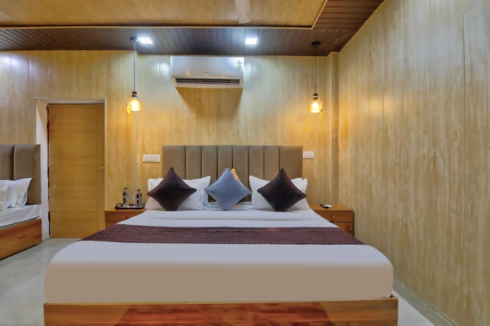 Bed, Photo of the whole room, Bedroom, air conditioner