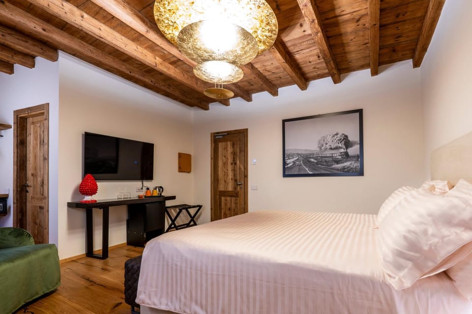 Bed, TV and multimedia, Bedroom