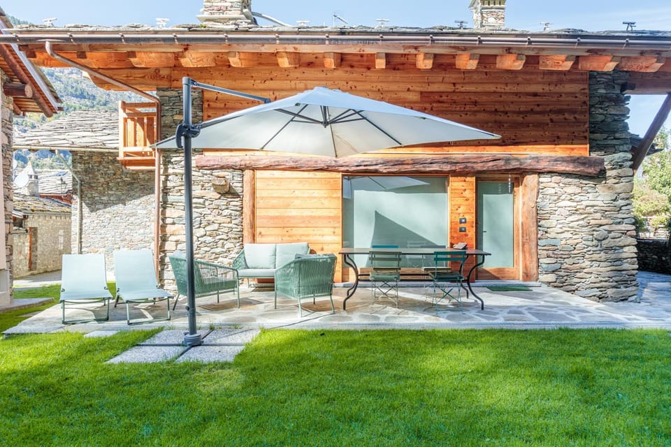 Property building, Patio, Day, Garden, Garden view
